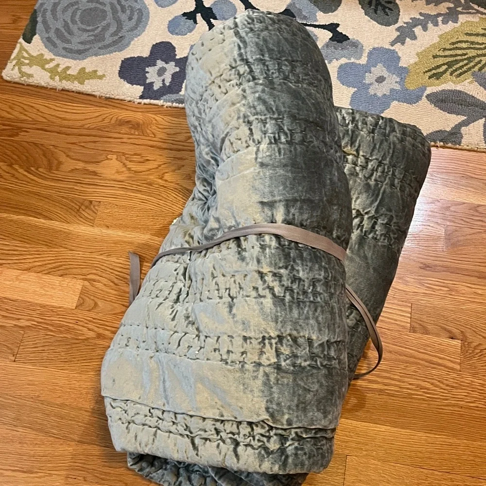 Anthropologie Lustered Velvet Alastair Quilt Size Queen NWT